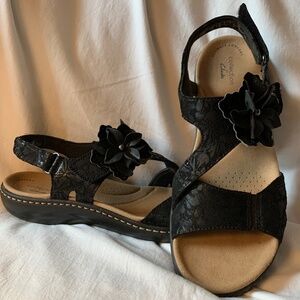Clarks Collection 'Laurieann Bea' black textile leather sandal with flower